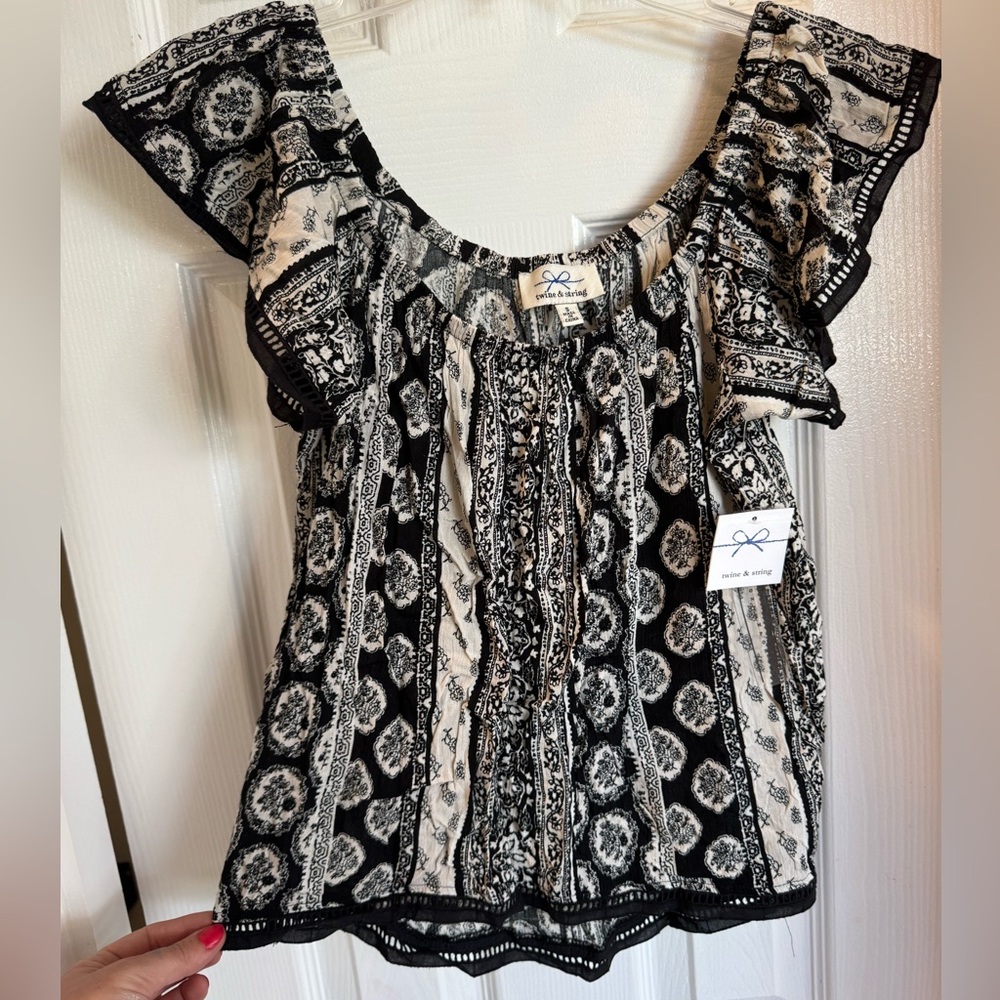 4/$15 Twine & String Black and Cream Patterned Crop Top with Lace Trim